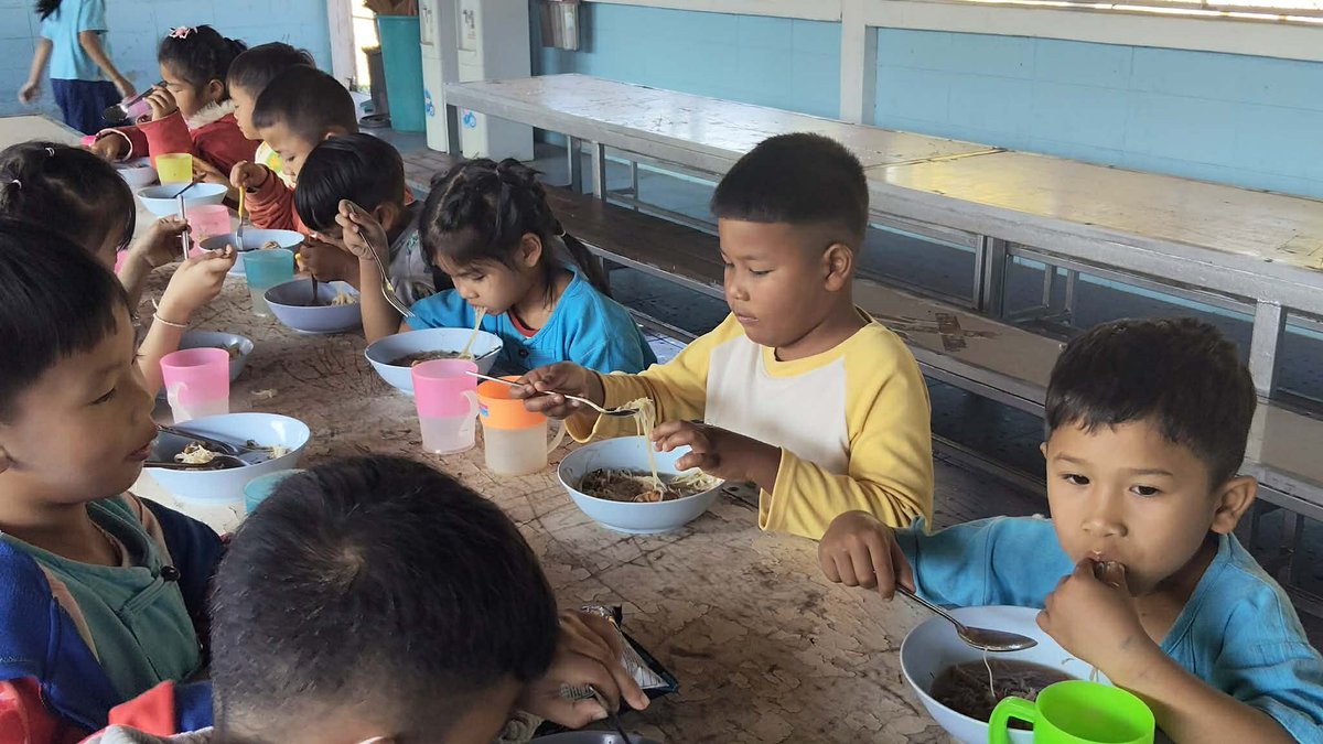 KaimookPalit702's tweet image. เมื่อวานนี้ทางโรงเรียนบ้านสามเงา ได้จัดงานวันเด็กฯขึ้น ในงานมีกิจกรรมสนุกๆและมีเลี้ยงอาหารกลางวันเป็นก๋วยเตี๋ยวไก่ค่ะ  สนับสนุนค่าอาหารโดยเงินที่เหลือจากซื้ออุปกรณ์กีฬาจำนวน 2100.04บ.ค่ะ
#เป๊กผลิตโชค
#PeckPalitchoke
#ผลิตรักษ์ปันสุข