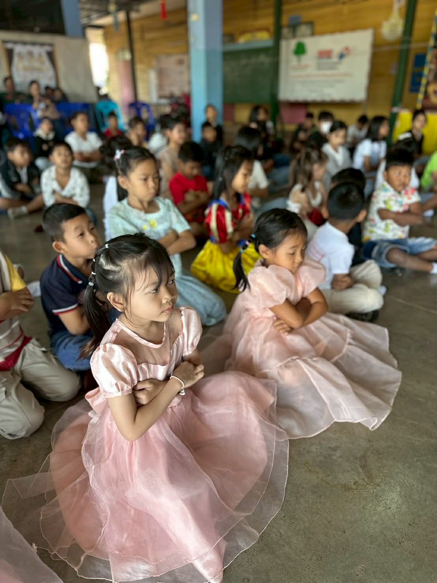 KaimookPalit702's tweet image. เมื่อวานนี้ทางโรงเรียนบ้านสามเงา ได้จัดงานวันเด็กฯขึ้น ในงานมีกิจกรรมสนุกๆและมีเลี้ยงอาหารกลางวันเป็นก๋วยเตี๋ยวไก่ค่ะ  สนับสนุนค่าอาหารโดยเงินที่เหลือจากซื้ออุปกรณ์กีฬาจำนวน 2100.04บ.ค่ะ
#เป๊กผลิตโชค
#PeckPalitchoke
#ผลิตรักษ์ปันสุข