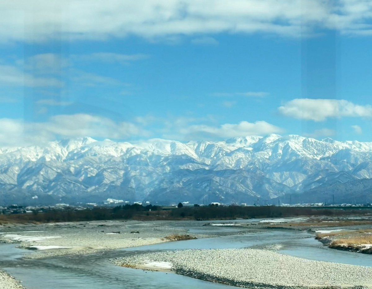 supermarchan's tweet photo. 出張で黒部に移動するのにあいの風に乗車🚃。
今日は車窓からの立山がステキでした。雲が少しかかってますが…
ガラスの映り込みが惜しいなぁ
#立山
#北陸の美しい景色 
#たまには鈍行で https://t.co/v7tPIJ4msI