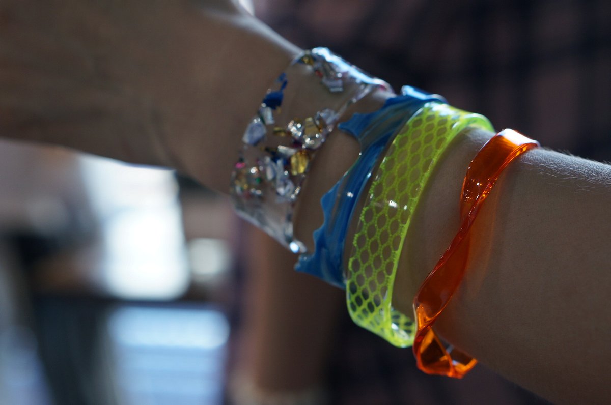 三連休の真ん中にくるっとバングル！ 腕にカラフルなアクセントいかが