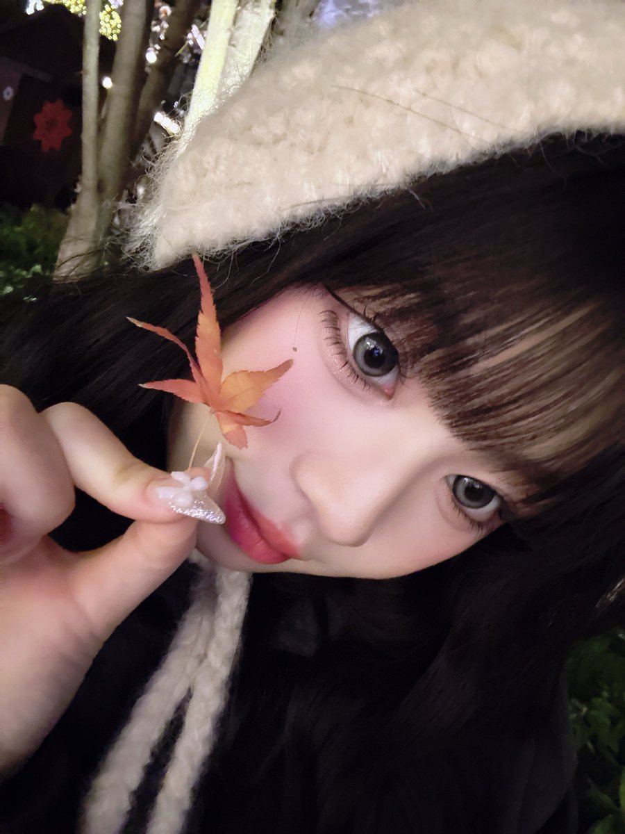 みんな年末年始なにしたの〜？
りんりんは出雲大社と韓国旅行に行ってきたよ🎶
これは最近お気に入りコートとバッグで写真撮ったよ🎀グレーとピンクの組み合わせ大好き🩶 🩷
そして今日からLとRの配信が始まったよ〜〜みんなたくさん聴いてね💕︎

#RINON
#ME_I #ミーアイ