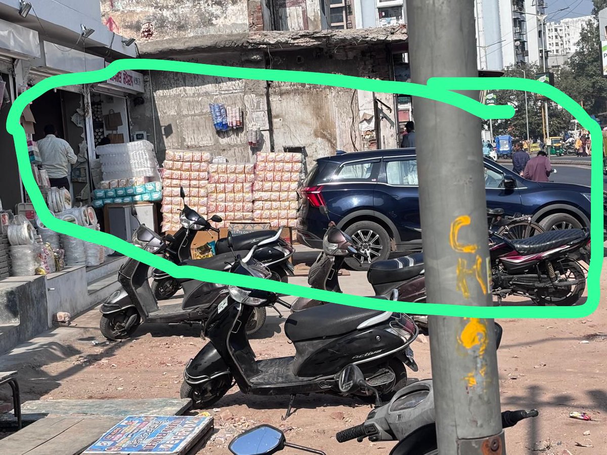 Deval_Jani1's tweet photo. @PoliceAhmedabad @AmdavadAMC @AhmedabadPolice @DyMC_NWZ
માનનીય મહોદયશ્રી, સવિનય વિનંતી છે કે અમદાવાદ શહેરના અંબાવાડી વિસ્તાર, ખાસ કરીને અંબાવાડી બજાર રોડ પર છેલ્લા ઘણા સમયથી ગંભીર ટ્રાફિક સમસ્યા સર્જાઈ રહી છે. ડિમોનેટાઈઝેશન બાદથી બજાર વિસ્તારમાં કેટલાક વ્યાપારીઓ દ્વારા (Continue) https://t.co/IPn8cCDnhn