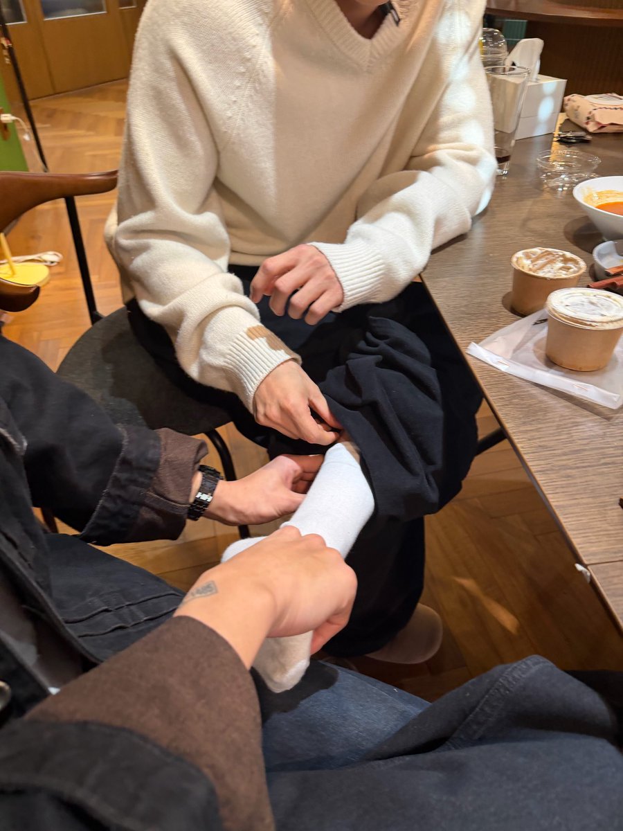 เซฮุนส่งรูปมาในบับเบิ้ลเป็นพี่ชานยอลใส่ถุงเท้าให้น้องไคอีกแล้วแน่นอน ละก็พี่ขยันใส่ถุงเท้าให้น้องไคมากเอาใจใส่สุด ฉันอยากรู้จริงๆละว่าชานไคมานเล่นอะไรกันอยู่🫵🏼👀