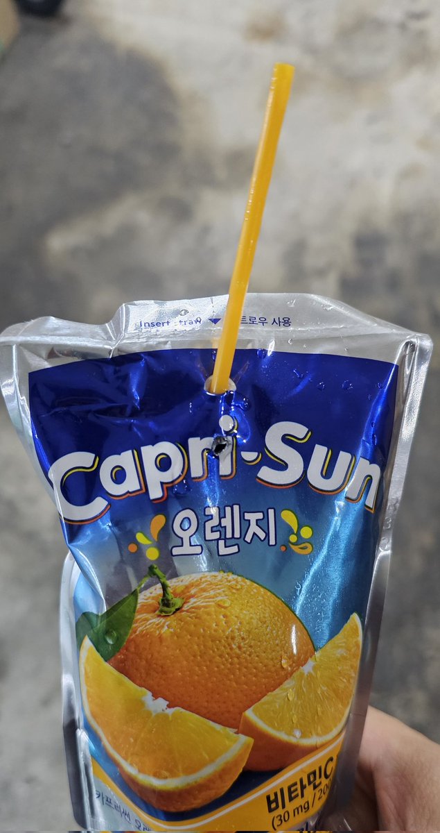 카프리썬 빨대 다시 돌아왔네 종이빨대였을땐 진짜ㅋㅋ