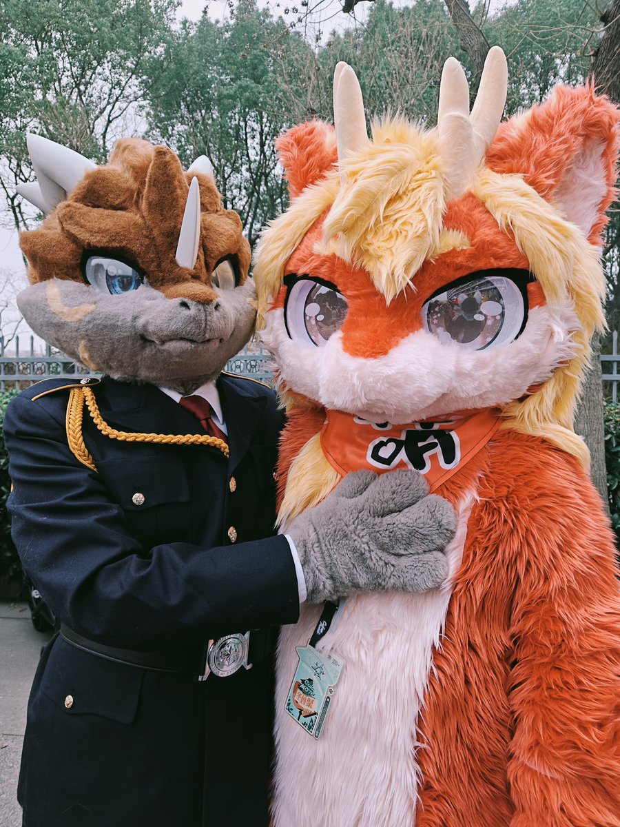 终于是见到了传说中新出生的小神龙。
📷：KaSu虎冥 on bilibili
#FURSUITFRIDAY