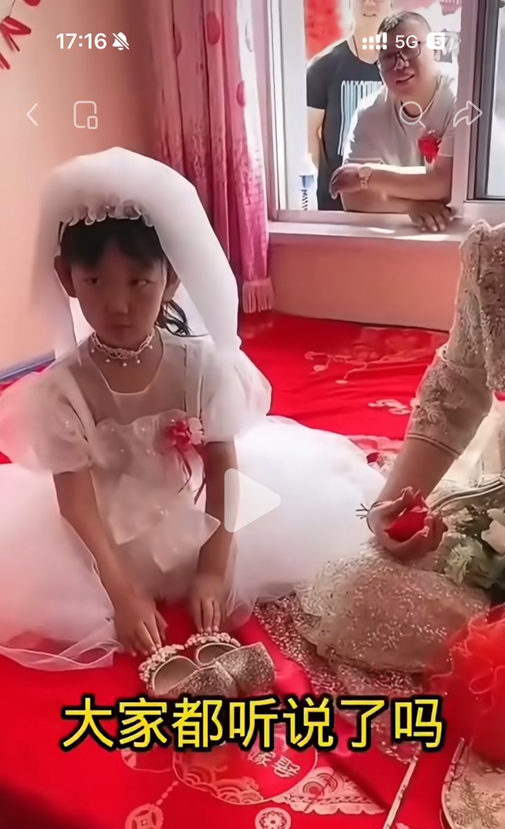 想象一下你们足球学校的队友放假回家参加婚礼，因为家中亲戚们生的男孩比较多，负责在新人的床上打滚的小男孩已经有了的，但是还缺少一个小女孩，一看队友这么漂亮，家长就把他打扮成小女孩了的这还有全套的婚纱哟。鲁能足校果然全是人才。这个山东大汉小时候的皂片一定要存好档。给队友们欣赏很多年