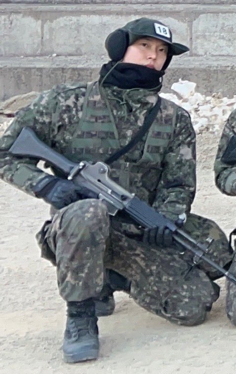 httpsDOYOUNGcom's tweet image. 6개월전에는가요대전.. 이엇는데
이제 같은 포즈로 ** 체험하거잇는거 안 믿김