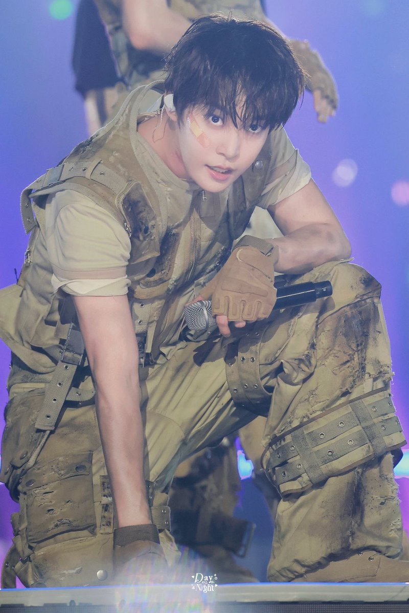 httpsDOYOUNGcom's tweet image. 6개월전에는가요대전.. 이엇는데
이제 같은 포즈로 ** 체험하거잇는거 안 믿김