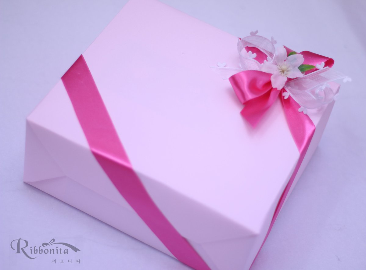 #채수빈 님의 #데뷔12주년 을 맞아 팬분들께서 축하 선물을 마련해 리보니따를 찾아주셨어요. 선물포장 컨셉은 피치 포장지에 화이트와 스카이블루 리본 그리고 에어팟은 러블리하게 핑크톤으로 #플라워박스 로 장식해 드렸어요.m.blog.naver.com/chmik10/224139… #나를충전해줘