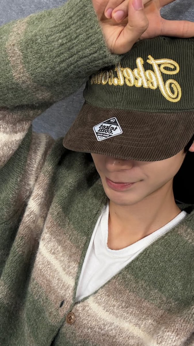 woo__210's tweet photo. 오른쪽 사진 옷이잖아 https://t.co/F5JoTYLrOM