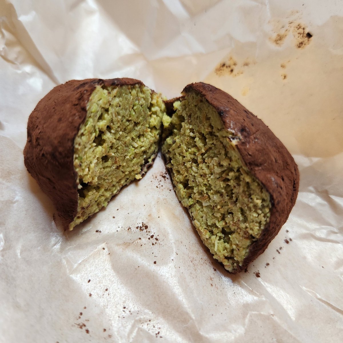 Neudae_'s tweet image. 저도 드디어 두쫀쿠를 먹어봤어요
쫀득한 마시멜로를 뚫고 아작아작한 카다이프를 씹으니 퍼지는 피스타치오 향이 좋아 참 맛있었습니다

다만 이 모든 과정이 5초만에 끝났고
동시에 8500원으로 사먹을 수 있는 것들이 생각나면서 살짝 현타가 왔어요