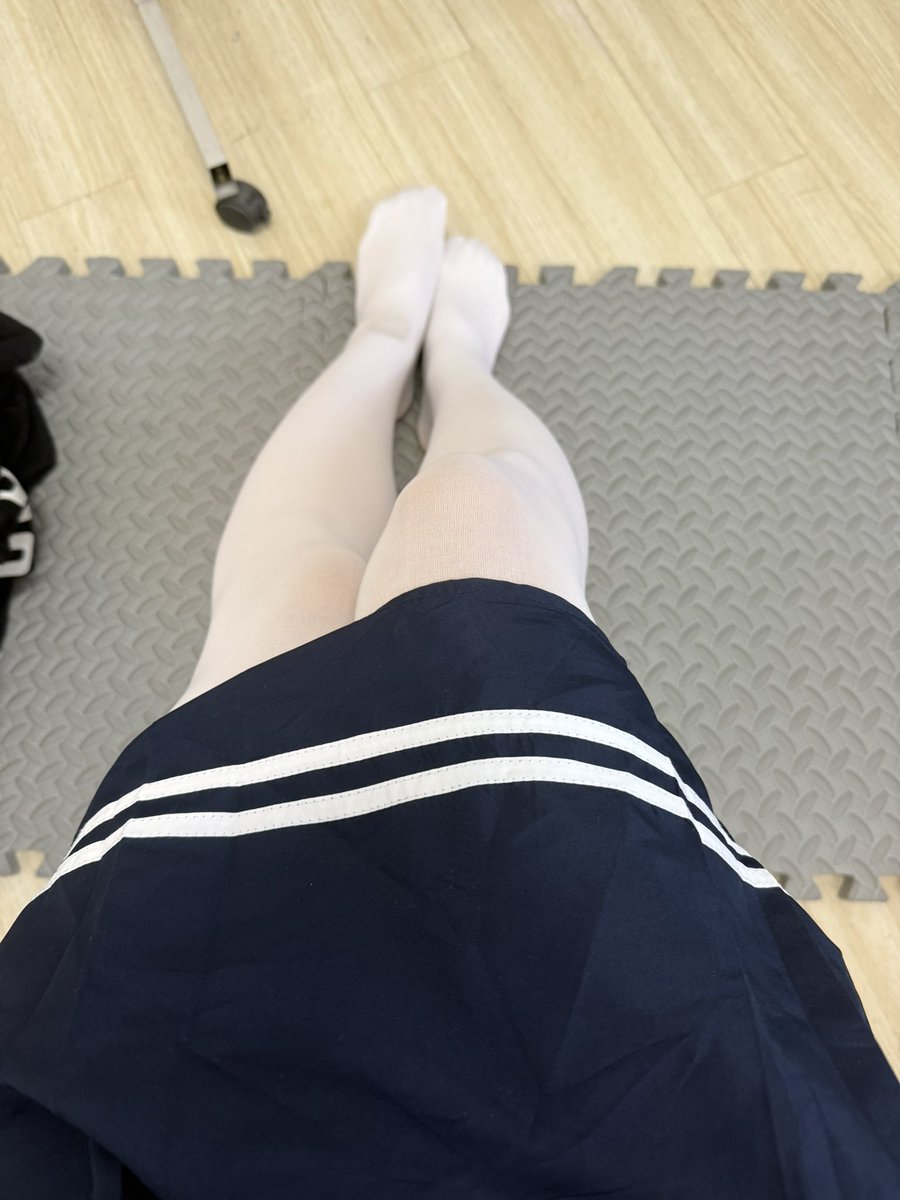 这个真的是小学的校服，只是男孩的夏季校服是短裤子，哈哈哈哈哈