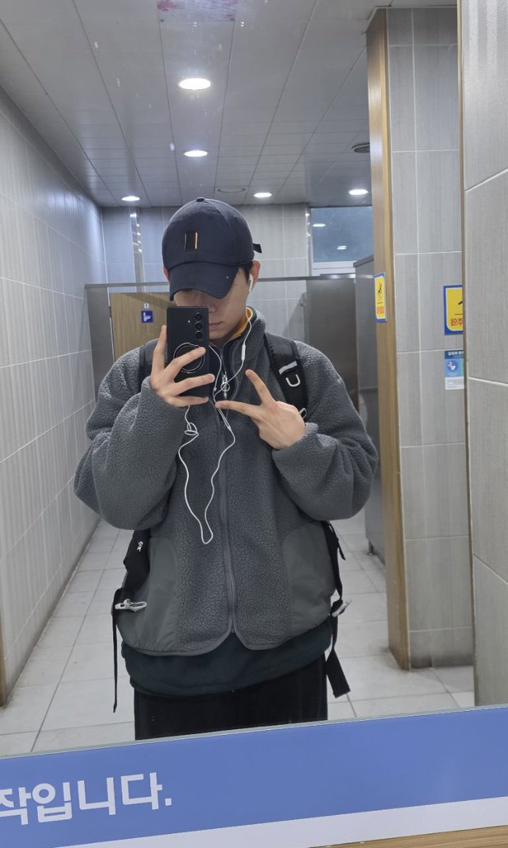 완전 여친한테 지금 뭐하고 있는지 사진 보내려고 화장실 가서 거울샷 찍어서 보내는 남친미 가득하다