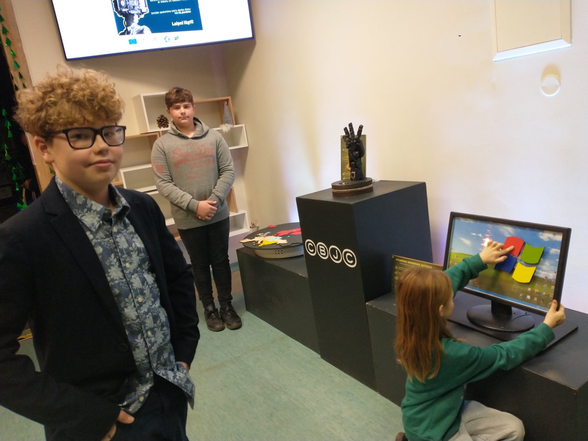 edruva's tweet image. Cēsu Bērnu un jauniešu centrā apskatāma eksperimentāla multimediju izstāde. Tā ir trīs jauniešu apliecinājums, ka viņiem ir zināšanas, prasmes, pacietība un radošas idejas.
👉Lasi vairāk:👉edruva.lv/sabiedriba/rad…