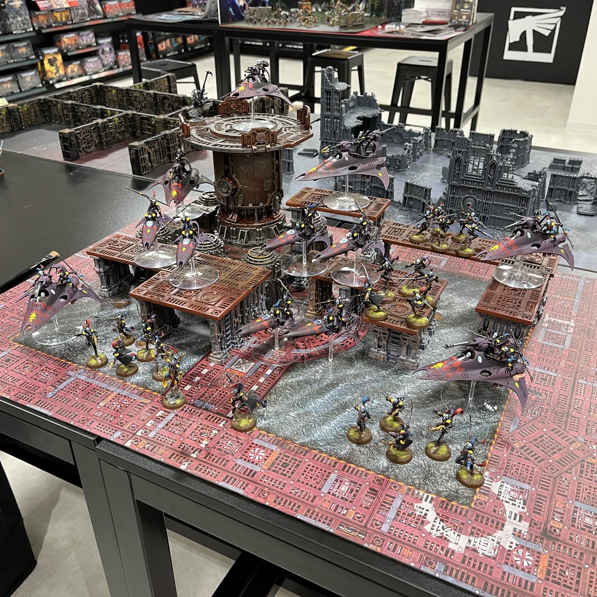 WarhammerHRSM's tweet image. \アーミーの凱旋/

なんとハーレクィンの軍勢をお客様がお持ちになりました🃏

グラデーションやハイライト、フリーハンドの模様など、一切の妥協無く塗り込まれているぞ！

滅多にお目にかかれないレアなアーミーだ！眺めたい方は是非広島ストアへ！！！