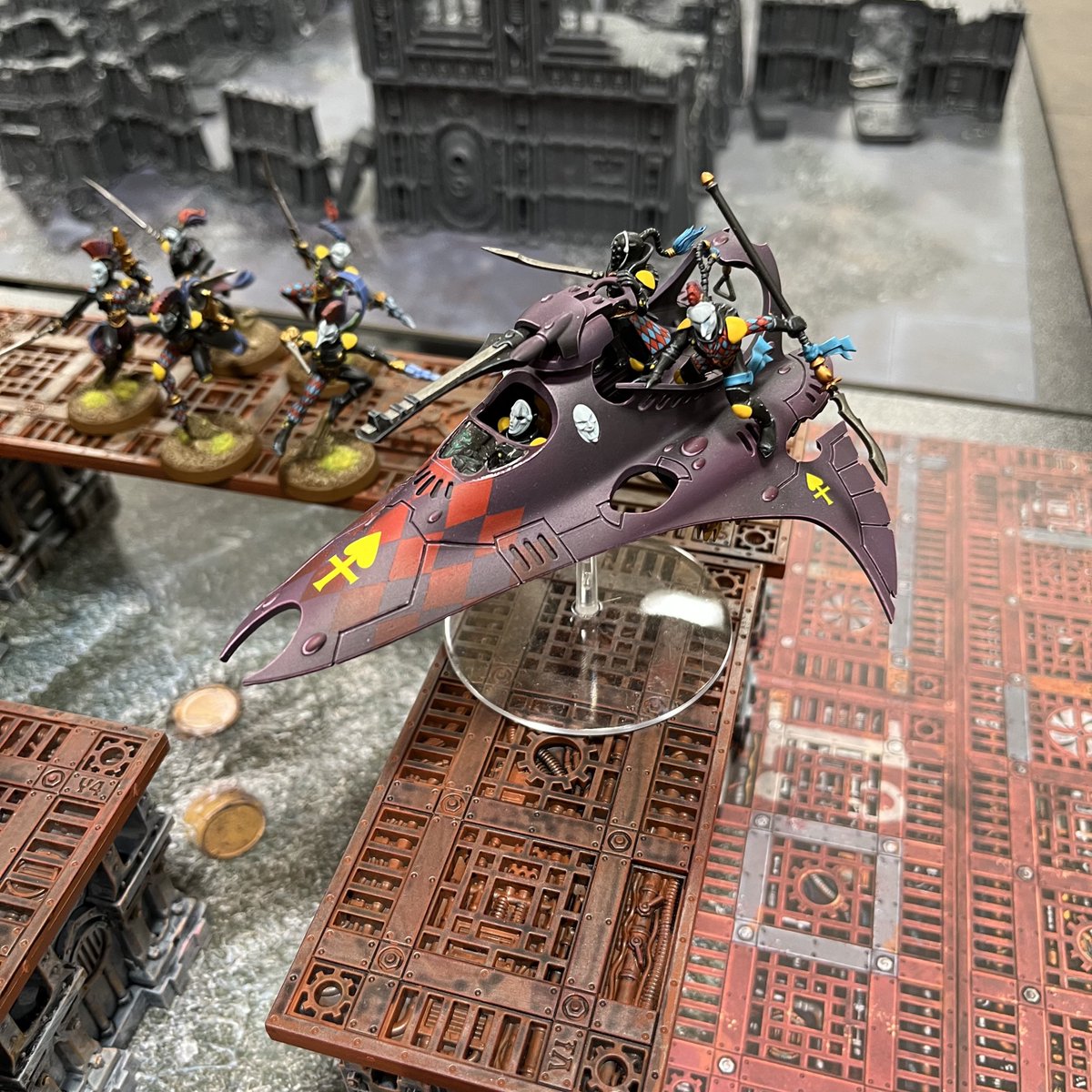 WarhammerHRSM's tweet image. \アーミーの凱旋/

なんとハーレクィンの軍勢をお客様がお持ちになりました🃏

グラデーションやハイライト、フリーハンドの模様など、一切の妥協無く塗り込まれているぞ！

滅多にお目にかかれないレアなアーミーだ！眺めたい方は是非広島ストアへ！！！