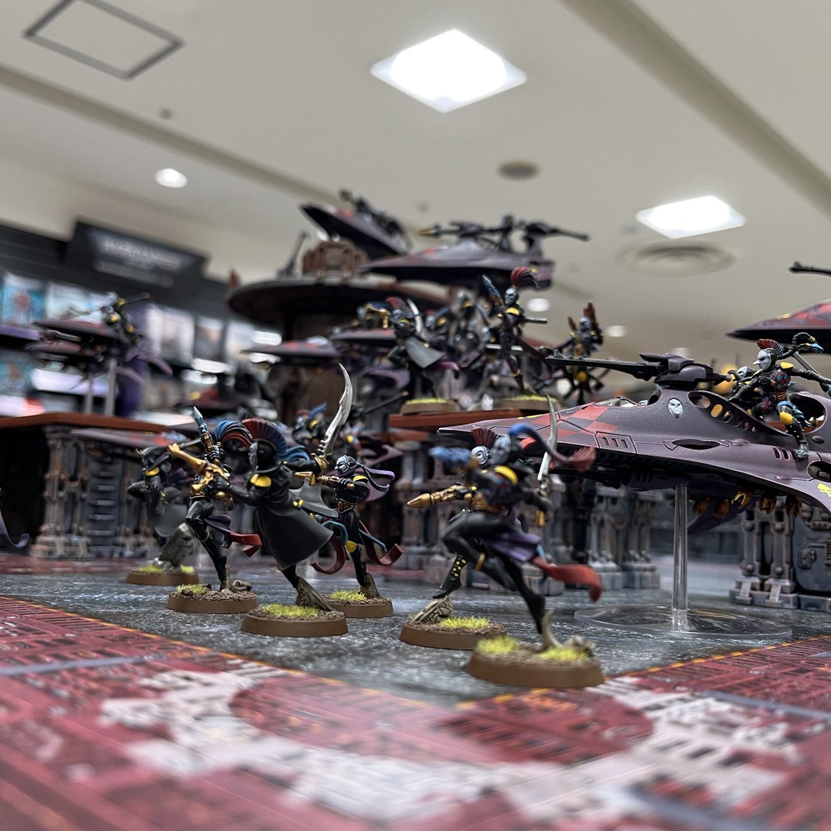 WarhammerHRSM's tweet image. \アーミーの凱旋/

なんとハーレクィンの軍勢をお客様がお持ちになりました🃏

グラデーションやハイライト、フリーハンドの模様など、一切の妥協無く塗り込まれているぞ！

滅多にお目にかかれないレアなアーミーだ！眺めたい方は是非広島ストアへ！！！