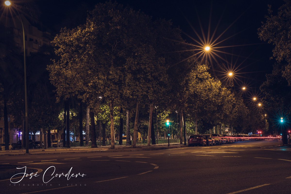Y en la noche, cuando nadie mira, es cuando todo cobra sentido.

@josecorderophoto 

#sevilla #noche #paisaje #street #landscape