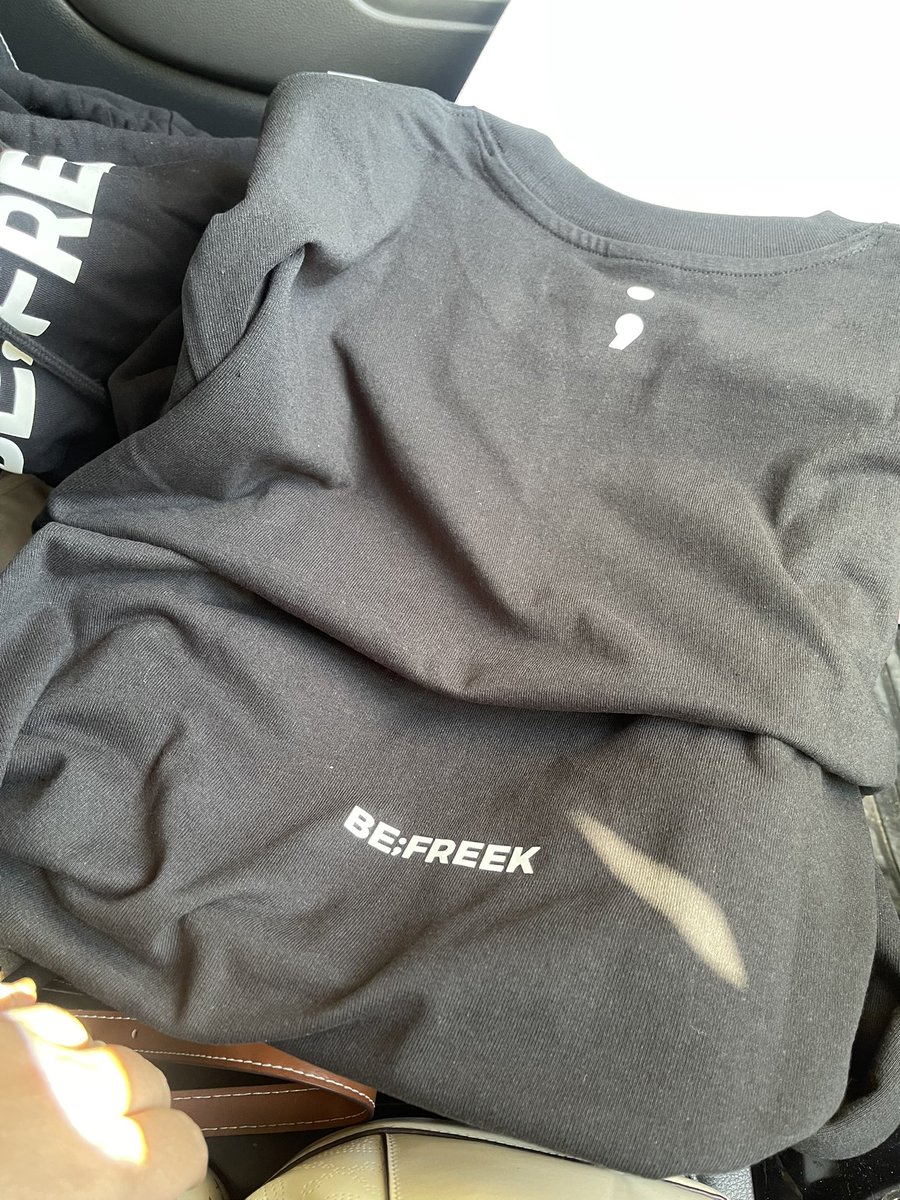 มาแหลวส่งไวทันใจเหมือนเคย ชอบลายสกรีนมินิมอลดีกะว่าจะเอาขาวอีตัว แต่ยังไม่ชินกับเนื้อผ้านี้ ชอบเนื้อผ้ารุ่นที่ x กับhateberryมากกว่า สีอันนี้ไม่ดำสนิทเมื่อเทียบกับฮู้ด