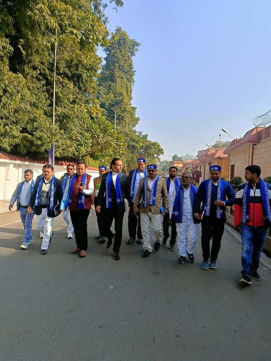 bspnews_'s tweet photo. #बहुजन_समाज_पार्टी की राष्ट्रीय अध्यक्ष एवं पूर्व मुख्यमंत्री उत्तर प्रदेश #आदरणीय_बहन_कु_मायावती_जी का आशीर्वाद  प्राप्त कर लौटते समय,,,, नेता विधानसभा बांसडीह #मा_अनिल_यादव_जी ने #मा_बहन_जी का आशीर्वाद लिया  नन्दलाल राम
🙏 जिलाध्यक्ष बलिया बहुजन समाज पार्टी 🙏 https://t.co/604d8UecVi