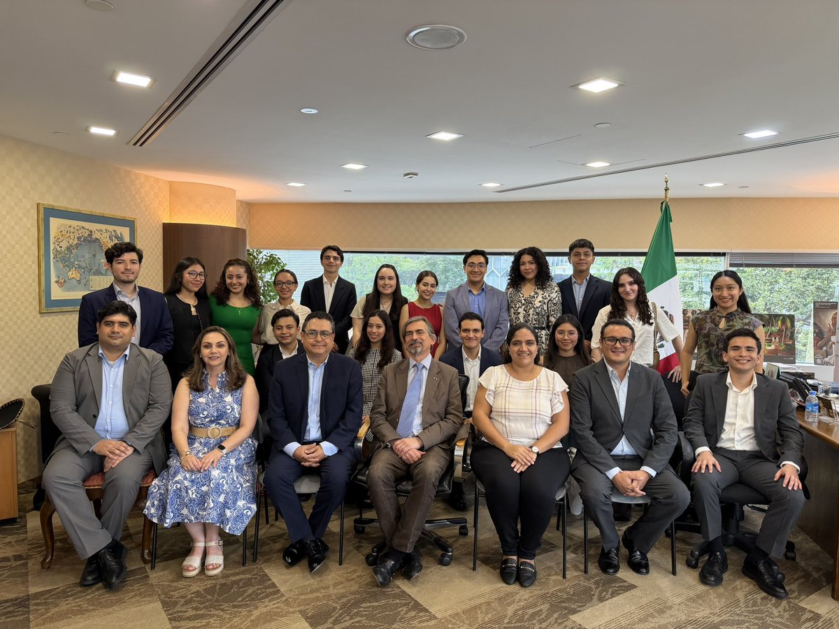 agarcialopezl's tweet image. Como parte del Comité Académico de la @sgmxcham, recibí en la @EmbaMexSing a estudiantes de la @UPMexico que colaboran con empresas singapurenses y mexicanas en proyectos estratégicos para impulsar la inversión y el comercio. 🇲🇽🇸🇬