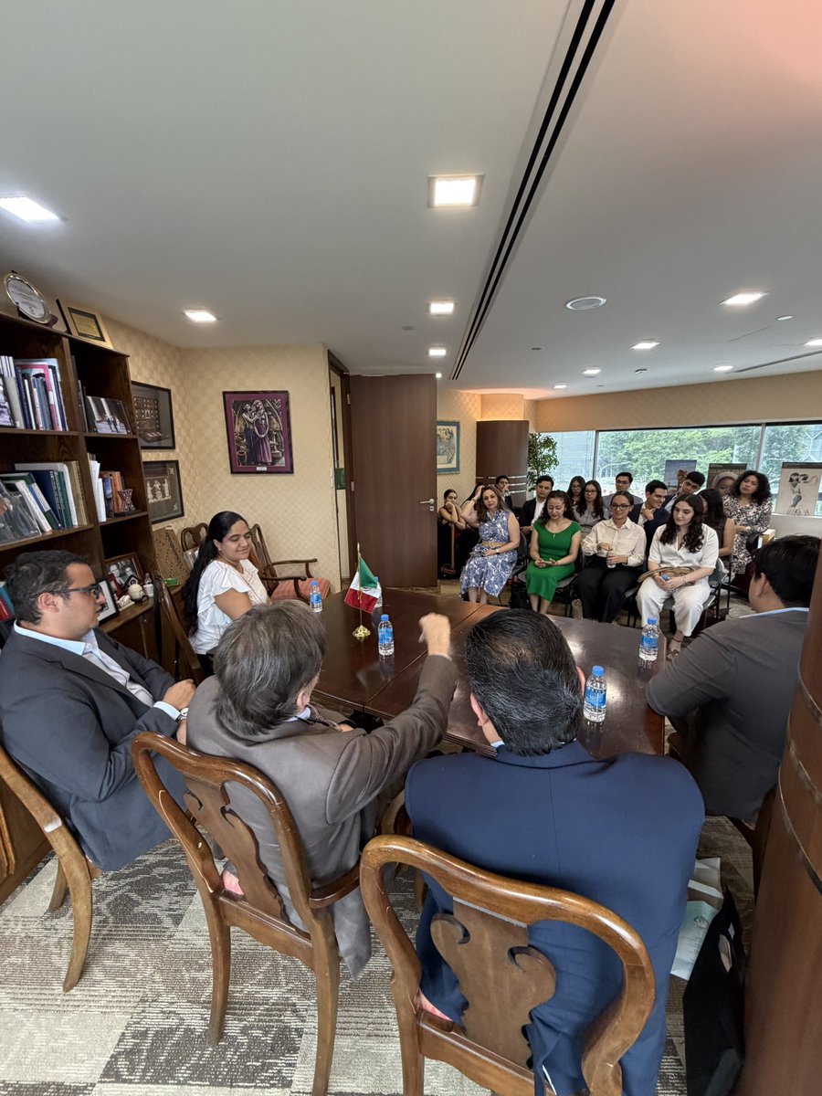 agarcialopezl's tweet image. Como parte del Comité Académico de la @sgmxcham, recibí en la @EmbaMexSing a estudiantes de la @UPMexico que colaboran con empresas singapurenses y mexicanas en proyectos estratégicos para impulsar la inversión y el comercio. 🇲🇽🇸🇬