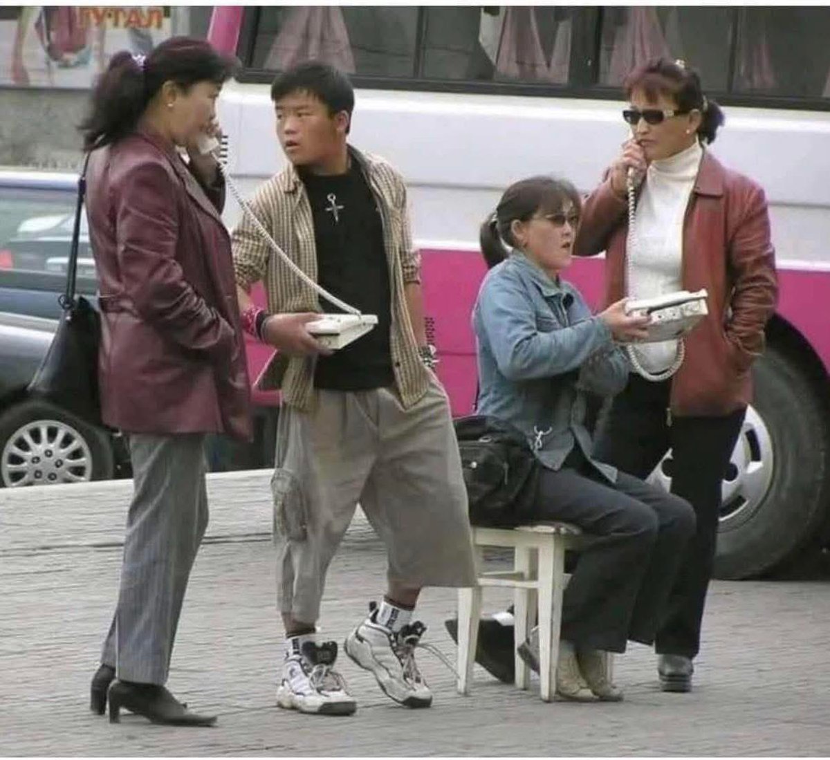 Одоо бид нар нээх сайхан бгаам бишилдээ, гэхдээ энүүнээс долоон дор байсан шүү дээ саяхан. Энэ утсаар 2 дахь минут руу нь оруулахгүй ярих гэж хичээдэг, такси барих нь тансаглал, оюутнууд хоолонд орсон нэгнийхээ баяныг гайхдаг, боломжтой гэсэн оюутнуудаас хуушуур л ханхалдаг,