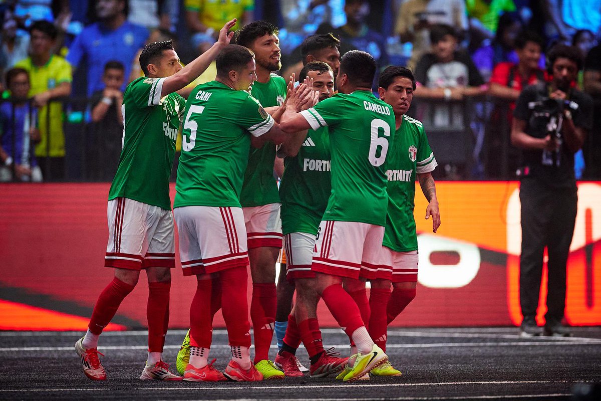 KelvinB28's tweet photo. ‼️ Vamos con algunos datos de la paliza histórica de 🇲🇽 México vs 🇮🇳 India

📊 Empezamos con lo obvio:
🇲🇽 México anotó 18 goles en un partido y se convirtió en la mayor cantidad de goles anotados por una selección en la historia de la Kings Nations, superando los 12 goles de 🇧🇷 Brasil vs 🇹🇷 Turquía en 2025.

• A nivel universo Kings, también es la mayor cantidad de goles anotados por cualquier equipo, superando los 16 goles de Porcinos vs Ultimate Móstoles en la Kings Cup.

📊 Es la mayor cantidad de goles anotados en un partido de Kings Nations, con 20 goles totales.
En el universo Kings se posiciona como el 4.º partido con más goles tras:

• Porcinos vs Móstoles – Kings Cup 🇪🇸 España (21 ⚽️)
• No Rules vs G2 – Kings Cup 🇩🇪 Alemania (21 ⚽️)
• G2 vs No Rules – Kings Cup 🇩🇪 Alemania (20 ⚽️)

📊 🇲🇽 México destroza el récord de mayor diferencia de goles en un partido en toda la historia de la Kings League, con 16 goles de diferencia.

• Récord anterior en Nations:
– 🇮🇹 Italia vs 🇫🇷 Francia 8-0 (8 goles de diferencia)
– 🇧🇷 Brasil vs 🇹🇷 Turquía 12-4 (8 goles de diferencia)

• Récord anterior en la Kings:
– Era Colonia 🇩🇪 vs G2 🇩🇪 14-2 (12 goles de diferencia)

📊 🇲🇽 México estableció una nueva marca histórica:
6 jugadores distintos marcaron 2+ goles en un mismo partido, récord absoluto de la Kings.

• En Kings Nations, el récord era de 2 jugadores con 2+ goles (solo había ocurrido en 6 ocasiones).
• En la Kings en general, el récord era de 4 jugadores, también logrado solo 6 veces.

📊 🇲🇽 México también pulverizó el récord de más goles consecutivos en la Kings League:
Marcó 12 goles de forma ininterrumpida, superando los 9 goles seguidos de Caesar FC 🇮🇹 vs G2 🇩🇪 en la 2.ª final europea de la Kings Cup.

📊 Otro récord histórico:
🇲🇽 México tuvo 12 goleadores distintos en un mismo partido, récord absoluto de la Kings.

• Récord anterior en Kings Nations (6 goleadores):
– 🇮🇹 Italia vs 🇵🇱 Polonia 2026
– 🇨🇴 Colombia vs 🇳🇱 Holanda 2026
– 🇧🇷 Brasil vs 🇹🇷 Turquía 2025

• Récord general Kings (10 goleadores):
– Porcinos vs Ultimate Móstoles – Final Kings Cup 🇪🇸 España 2025

📊 Con esta goleada, 🇲🇽 México se convirtió por breves momentos en la selección más goleadora de la historia de la Kings Nations.
Tras su partido, 🇧🇷 Brasil recuperó el liderato y el Top 5 histórico queda así:

• 🇧🇷 Brasil – 40 ⚽️
• 🇲🇽 México – 39 ⚽️
• 🇨🇴 Colombia – 25 ⚽️
• 🇲🇦 Marruecos – 25 ⚽️
• 🇪🇸 España – 24 ⚽️

📊 Para cerrar, 🇲🇽 México también deja un récord en asistencias:
Se convierte en el primer equipo en la historia de la Kings League con 8 asistidores diferentes en un mismo partido.

• Récord anterior en Kings Nations:
– 🇧🇷 Brasil vs 🇹🇷 Turquía 2025 (4 asistidores)

• Récord anterior en la Kings:
– DR7 🇸🇦 vs Abo FC 🇸🇦 – Kings Cup MENA 2025 (6 asistidores)