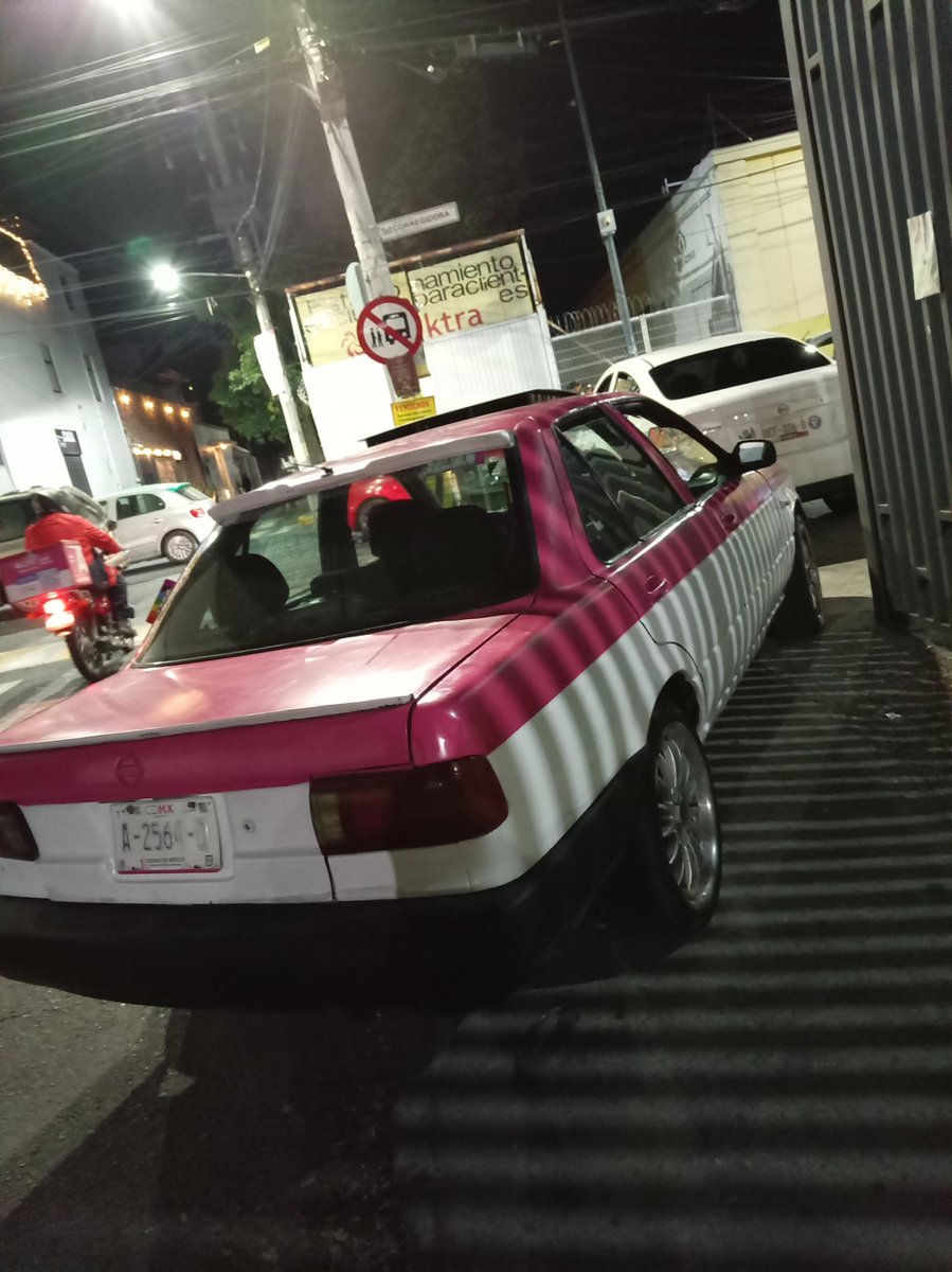 MIRIS74's tweet photo. @LaSEMOVI este taxi obstruyendo la banqueta, en la "base de taxis colectivos" calle corregidora, colonia Miguel Hidalgo, frente al estacionamiento del Elektra, siempre hacen eso https://t.co/jGxJcWk0O9