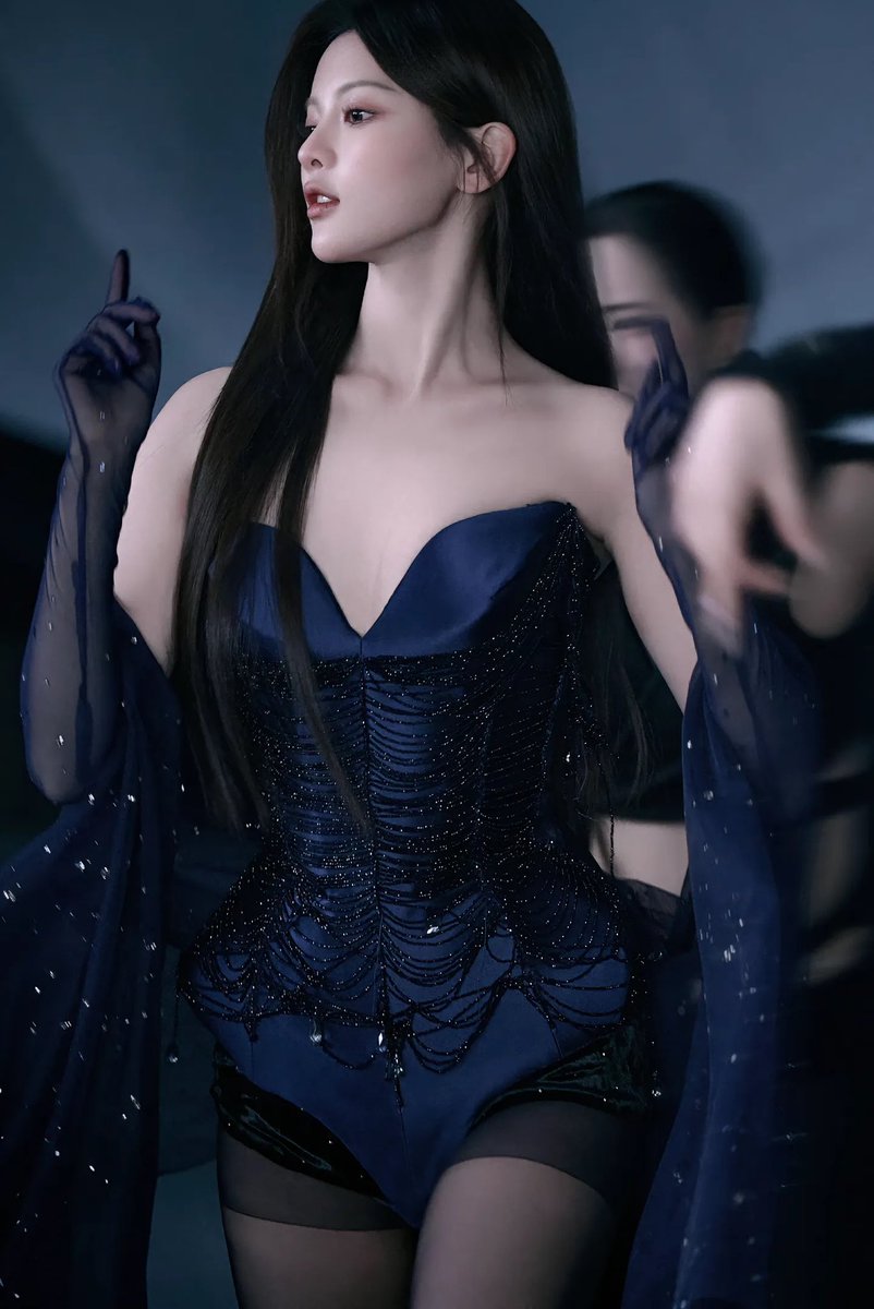 杨超越的黑丝vs白丝，你爱哪一套。 https://t.co/LGcMWhEtRE