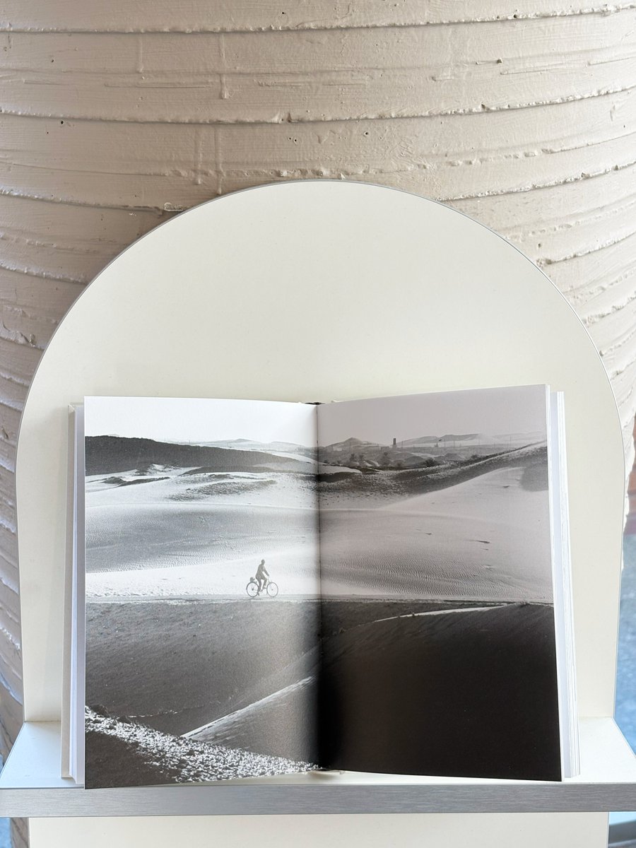 thequestbook's tweet image. #RT이벤트 #신간

❝존 버거를... 아십니까?❞ 
&amp;lt;다른 방식으로 보기&amp;gt;를 쓴 부커상 수상자 '존 버거'. 현대 미학의 거장이라 불리는 그는 30년에 걸쳐 절친 '장 모르'와 공동 작업을 이어나갔는데요.  
존 버거의 오랜 벗이자 다큐 사진의 권위자 장 모르는 큰 수술을 받은 후 '죽음'에 대한 성찰을…