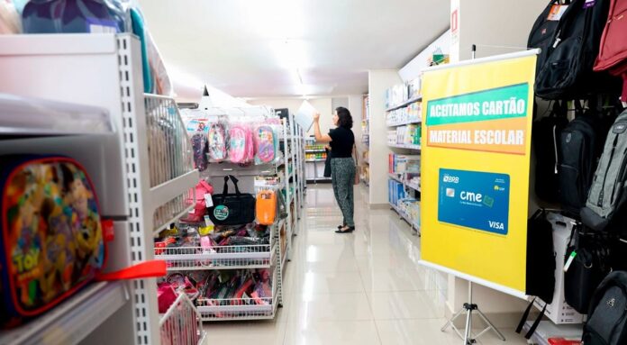 RADARDF6's tweet image. Edital abre credenciamento de papelarias do DF no Cartão Escolar 2026

🔗Confira: radardf.com.br/distrito-feder…

💬 Você acredita que ampliar o credenciamento de papelarias fortalece o comércio local e facilita a vida das famílias?

#RadarDF #CartãoEscolar #Educação #DistritoFederal