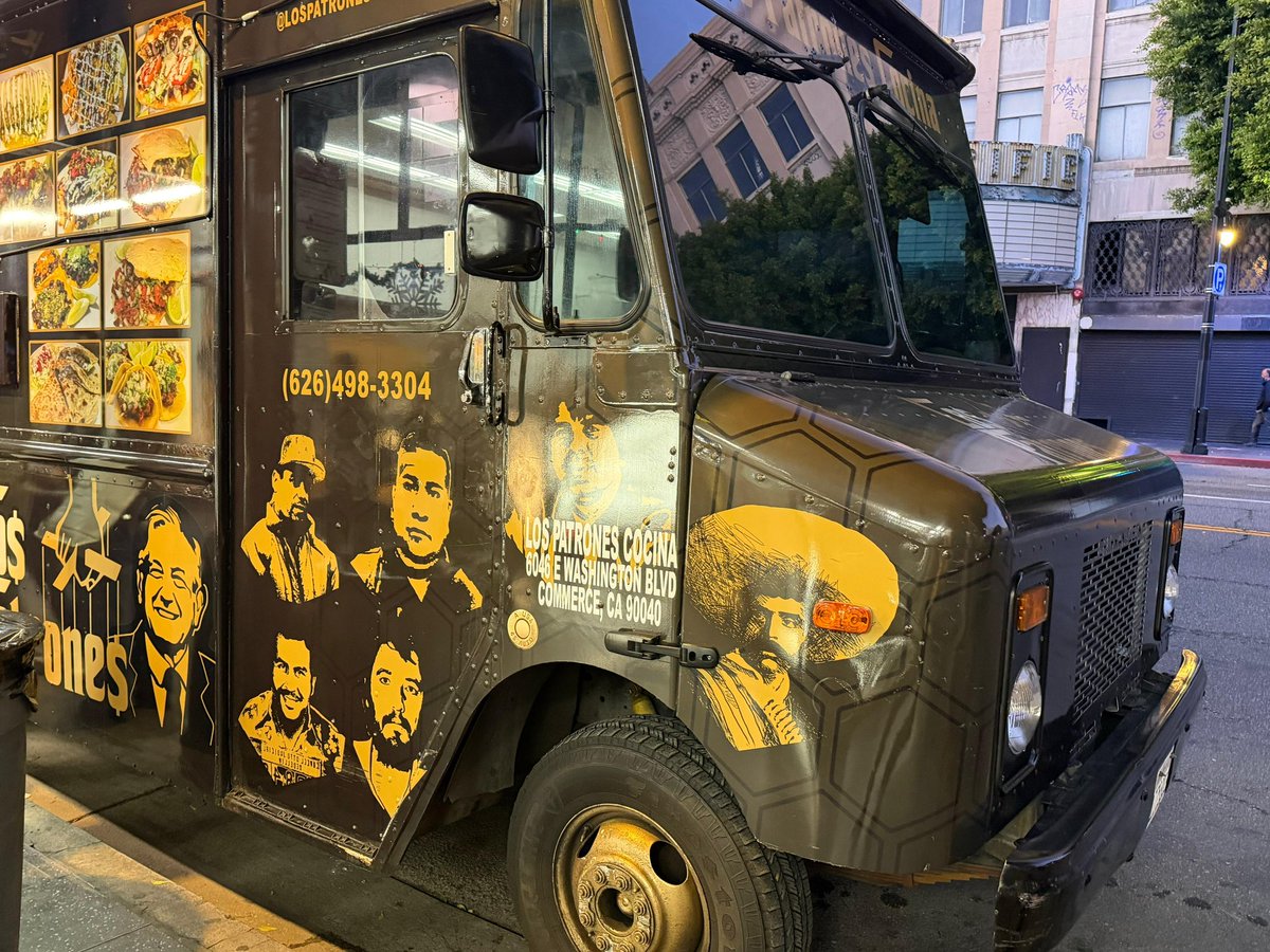 kpya's tweet image. En Hollywood Blvd, entre Wilcox y Cahuenga, hay un food truck llamado Los Patrones. Estética El Padrino, manos de titiritero y rostros que no dejan duda, Pablo Escobar, El Chapo, El Mayo, El Mencho, Amado Carrillo, Benjamín Arellano y el expresidente López Obrador, todos…