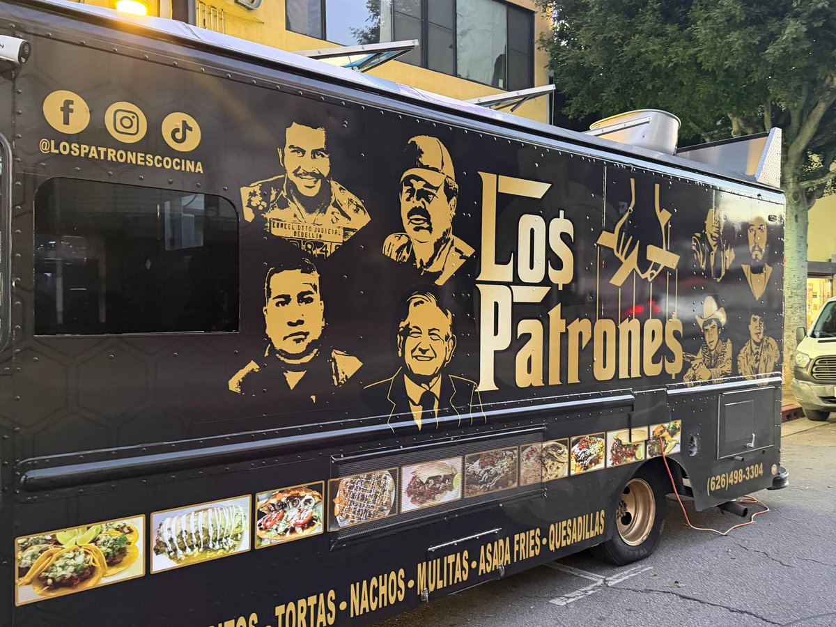 kpya's tweet image. En Hollywood Blvd, entre Wilcox y Cahuenga, hay un food truck llamado Los Patrones. Estética El Padrino, manos de titiritero y rostros que no dejan duda, Pablo Escobar, El Chapo, El Mayo, El Mencho, Amado Carrillo, Benjamín Arellano y el expresidente López Obrador, todos…