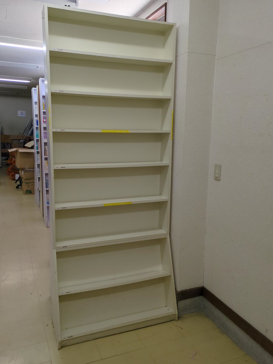 happinetoma's tweet photo. こんにちは！
ハピネでは、店内で使っていた什器を格安で販売いたします。
配達はしていないので取りに来られる方限定になります。
価格は、本棚５００円（税込）
アルミラック８００円（税込）
アルミラックは、ばらしてありますが、本棚は、そのままの引き取りになります。

＃苫小牧 ＃収納
＃本棚 https://t.co/uFvTredJOL