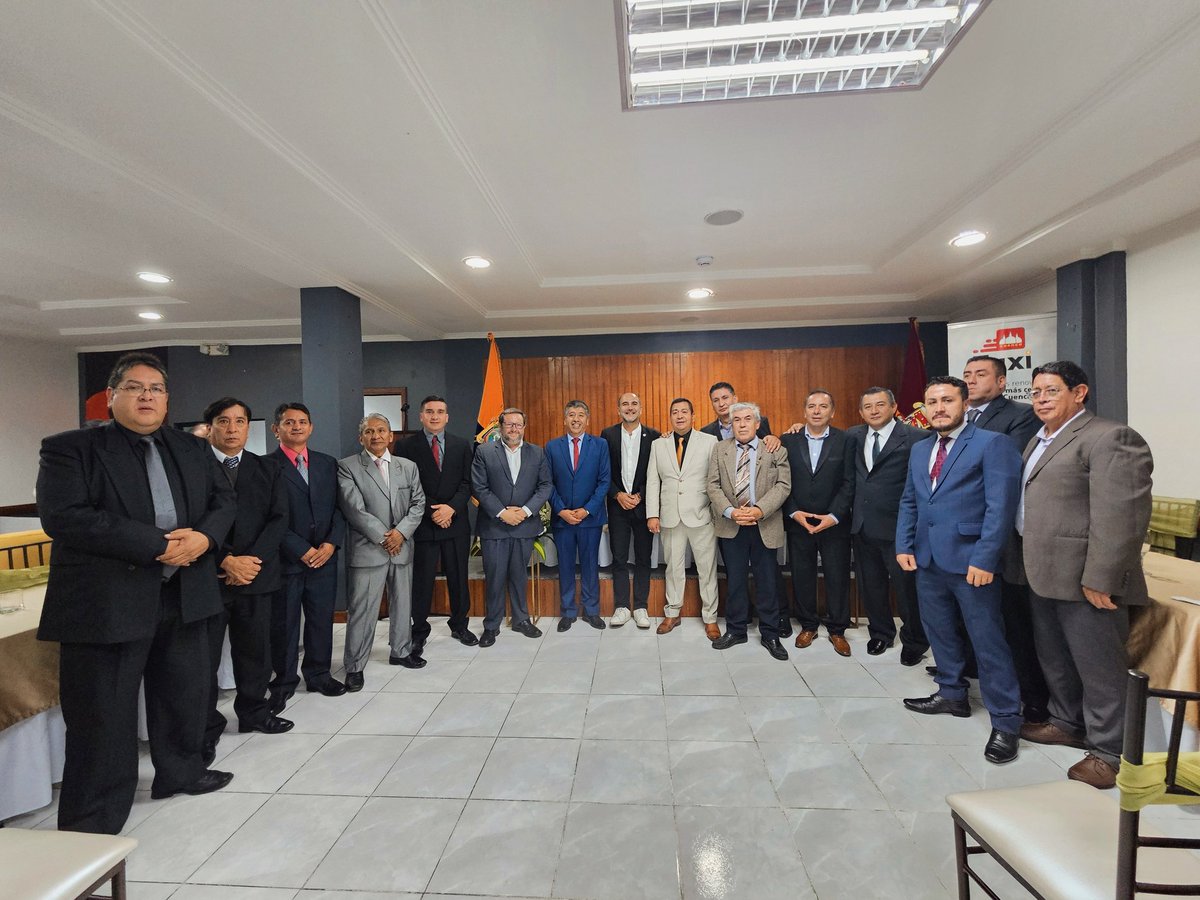¡Hay nueva directiva en la AFUT (Asociación Frente Unido de Taxistas del #Azuay)!

Quiero dos cosas: primero agradecer a Ivan Moreno por su gran labor. 👏👏

Y augurar todos los éxitos a Patricio Padilla, además de apostar juntos por ese avance tecnológico que requiere la