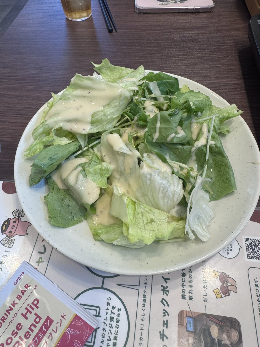 穏やかなチー牛なのでもちろんバイキング形式ならまずサラダを食べる