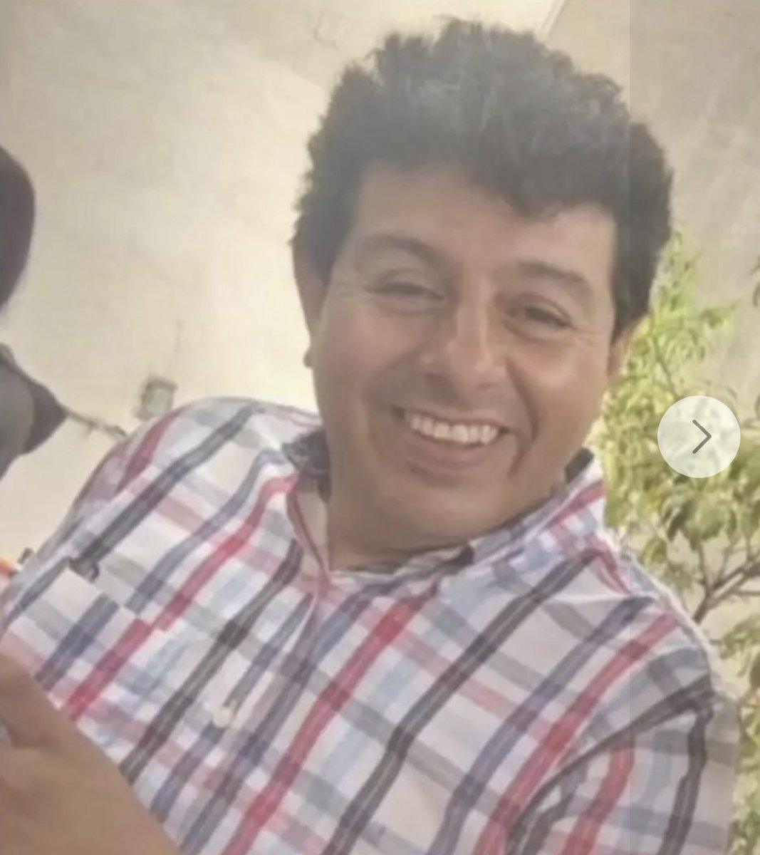 La_Patty_Boop's tweet photo. "Hace días había visto la noticia de la mujer que atropelló a un motociclista y que lo arrastró debajo de su carro hasta su lamentable muerte.
Vi la foto de ambos.
Él se me hizo conocido pero no supe de dónde…
Hoy, al ver de nuevo un video y escuchar que trabajo más de 10 años de repartidor en Lala, pude recordar que si, lamentablemente era él .
Hace ya como 16 años que trabajaba en Starbucks, en Tepepan. Y él era nuestro repartidor de leche.
Era un hombre muy alegre y trabajador.
Siempre llegaba con una sonrisa, con entusiasmo y a la vez muy educado con todos.
Luego luego se sentía su buena vibra y energía al llegar.
Simpatizamos mucho.
Recuerdo que a veces de regalo, nos dejaba yogurths o lechitas de sabores.
Semanas o meses después, me preguntó si había chamba para su hijo.
Le dije que si, que me pasara su solicitud y yo se la daba a mi gerente, pues era medio especial.
Al final si se quedó en nuestro equipo, mi estimado Yaird.
Un gran joven que conservaba la frescura y nobleza de su padre.
Yo me cambié de sucursal y ya no volví a saber de ellos.
Siento feo, mucha tristeza y me da coraje saber que haya terminado así su vida. Que se haya apagado así su sonrisa.
Espero que haya justicia para él, sus familiares y sus seres queridos. Mis profundas condolencias para ellos 
Que no quede impune esta situación.
Que esa mujer tenga un poquito de conciencia, que se haga responsable de sus actos y se entregue a las autoridades.
Estoy seguro que la Justicia Divina se hará presente y que las cosas caerán bajo su propio peso. 
Y a Roberto, hermano:
Deseo que tu espíritu alegre y amoroso pueda descansar en paz.
Qué nuestro Dios misericordioso, te acoja en su reino.
Qué tu alma divina siga su proceso evolutivo y que tu bendita sonrisa y alegría, sean eternas".😭
Extraído de la cuenta de Facebook de Iván Barbosa, su hijo Yaird dio respuesta a este comentario tan emotivo:
#JusticiaParaRoberto #Justicia #justice #Noticias 
https://t.co/3eH4FyhA5x
