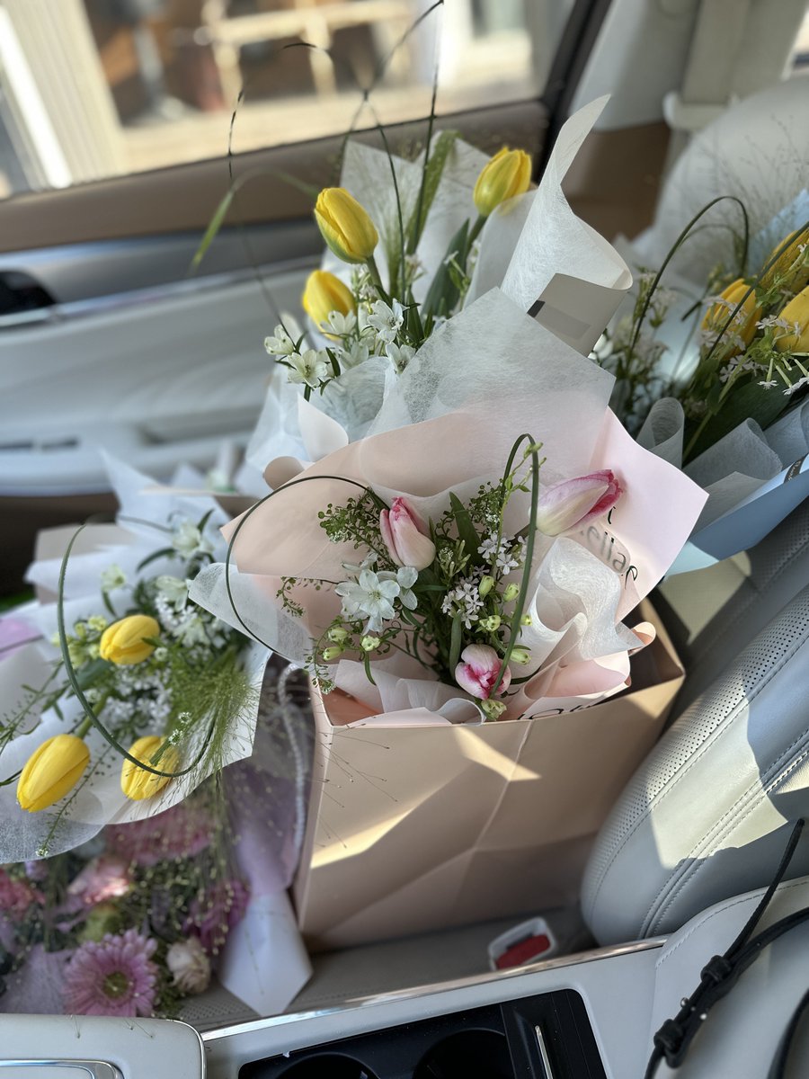 졸업시즌. 내가 좋아하는 꽃집에 들르기. 예쁜거 보며, 좋아하는거 하며 기분 채우기