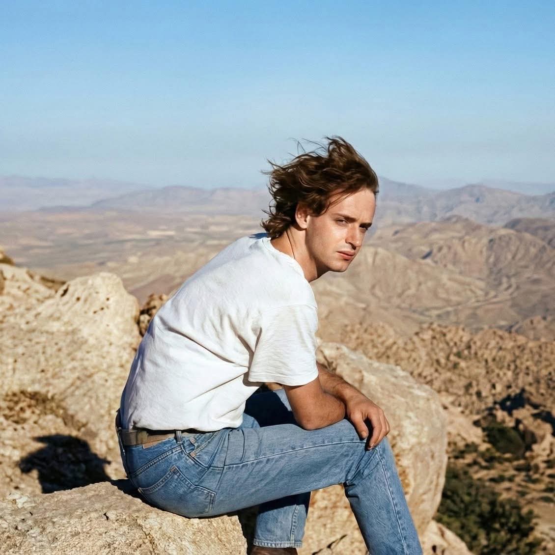 FlacoStereo's tweet image. Gustavo Cerati en la Rumorosa mirando Mexicali horas antes de la presentación de Soda Stereo (1989) 

Foto restaurada por Pepi Campestre