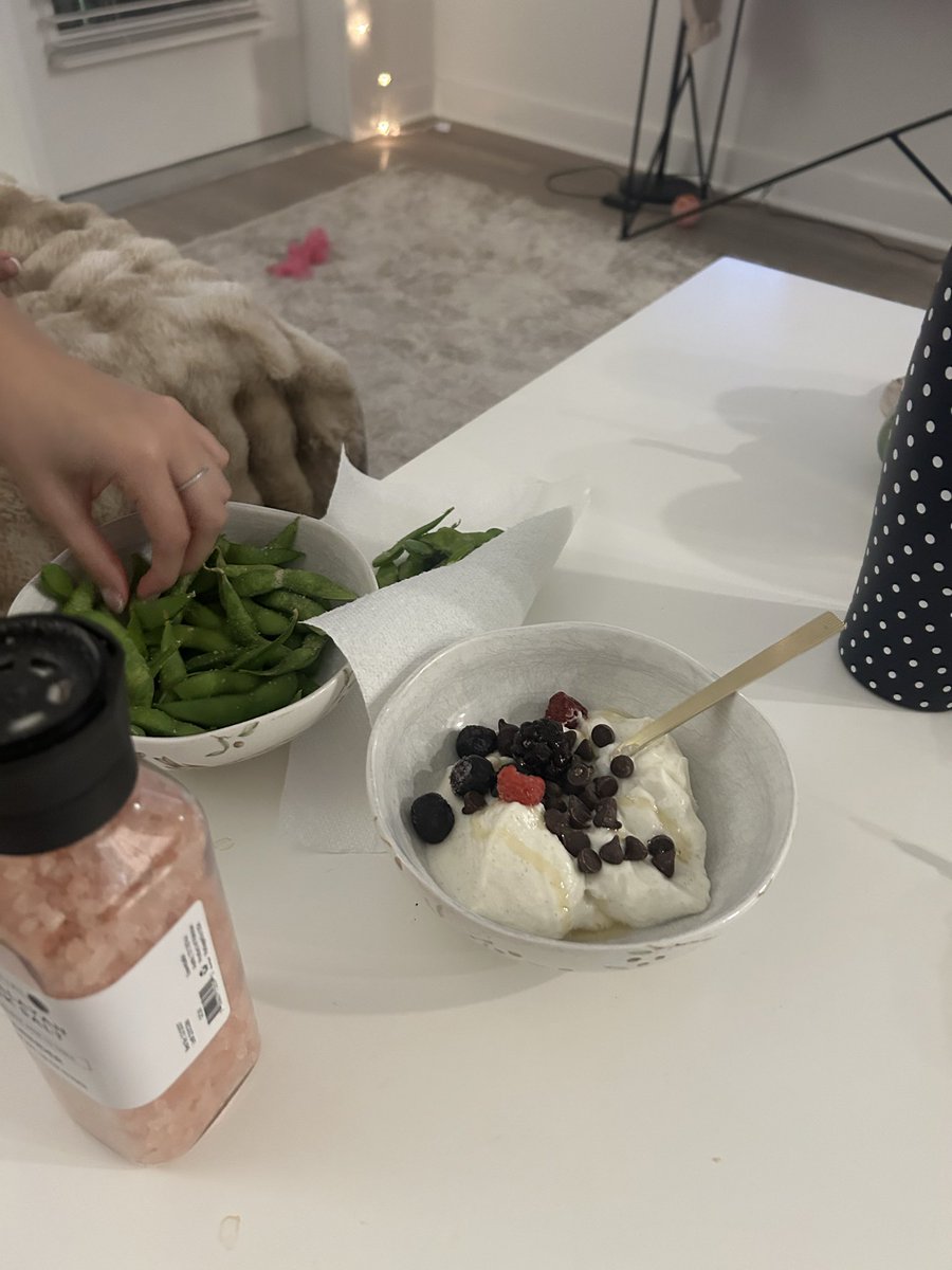 fauxsav's tweet photo. Really appreciating my roommate’s girl dinner as we watch hudson williams on jimmy fallon https://t.co/9KYUaKbzYl