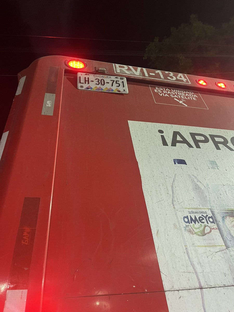 Taniatu_pg's tweet photo. @FEMSA qué onda con tu camión estacionado sobre la cebra peatonal, obligando a los peatones a cruzar el carril del trolebús en Eje central y Chimalpopoca https://t.co/60ByLbX5WL