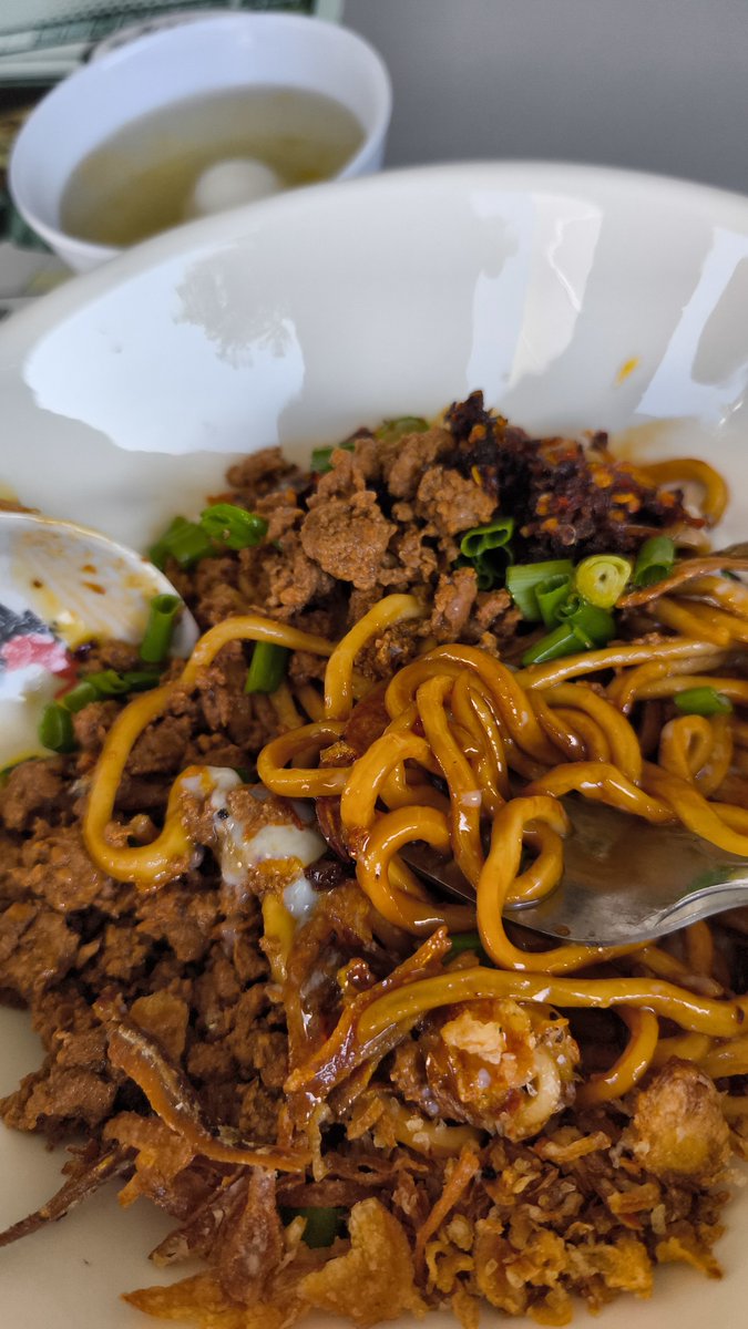 reenefen's tweet photo. Ada kedai ikan bakar dengan kedai pan mee sedap. Tapi biar orang Ipoh je makan benda-benda sedap ni dengan tenang https://t.co/JzQT4YHu5b