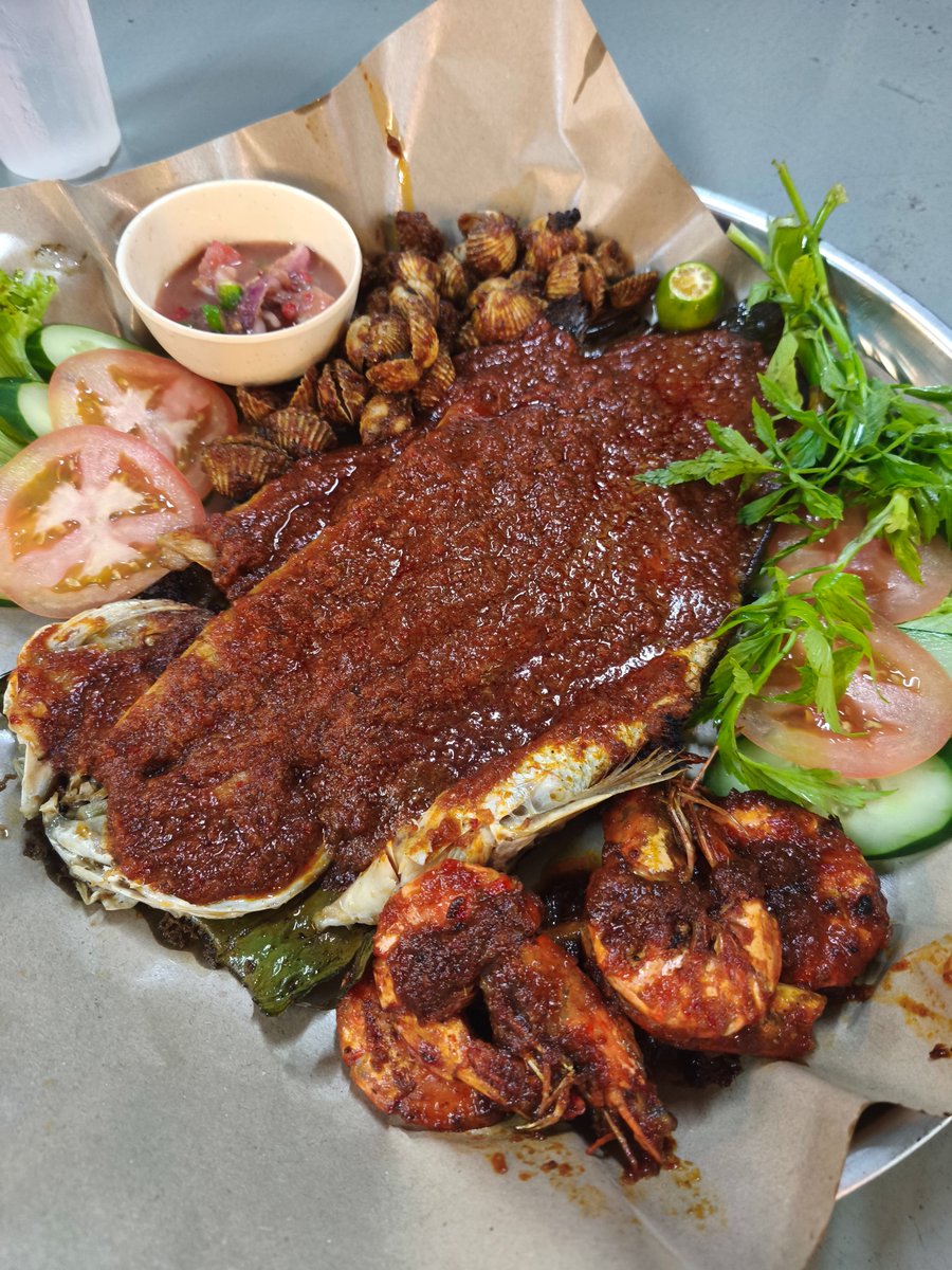 reenefen's tweet photo. Ada kedai ikan bakar dengan kedai pan mee sedap. Tapi biar orang Ipoh je makan benda-benda sedap ni dengan tenang https://t.co/JzQT4YHu5b