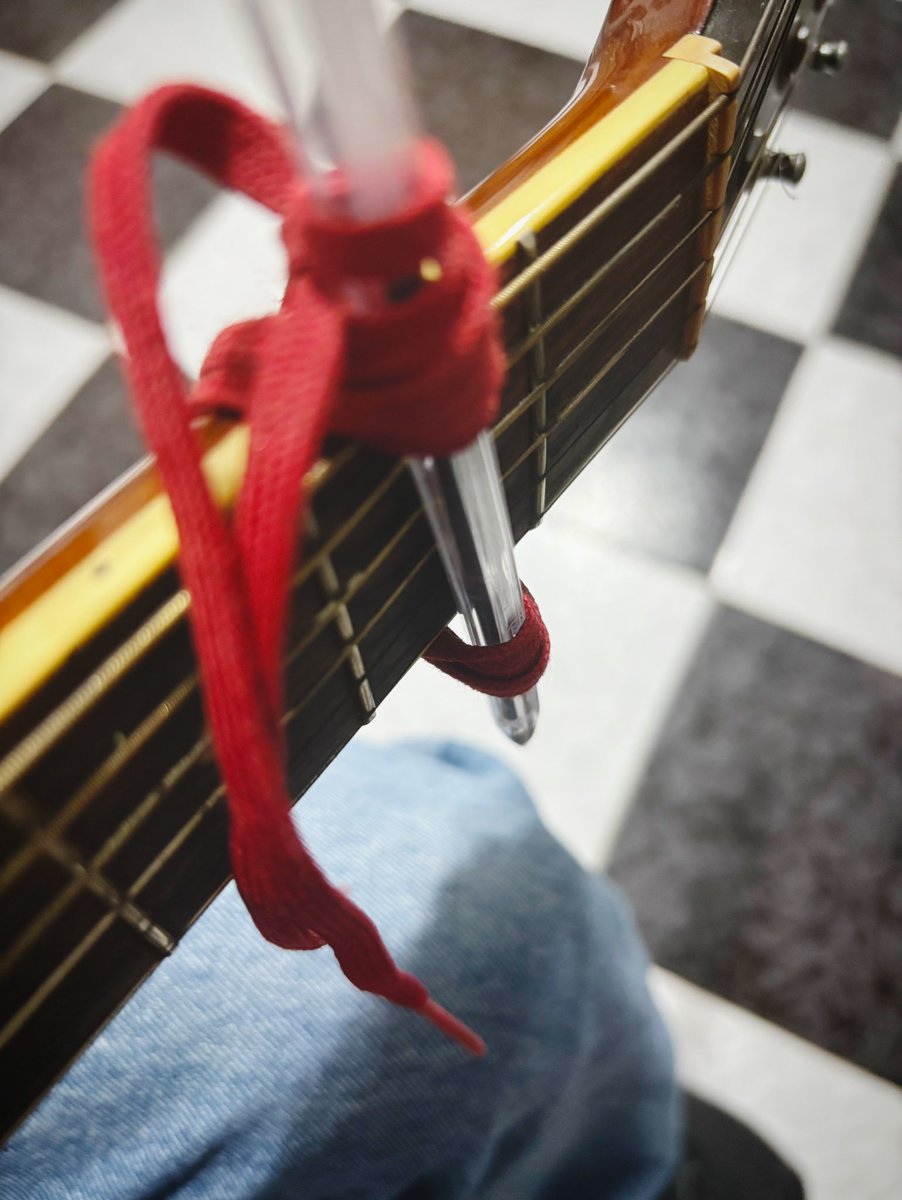 Haz tu propio capotraste: amarra una pluma con tu agujeta en el tono deseado y listo. Sígueme para más consejos.