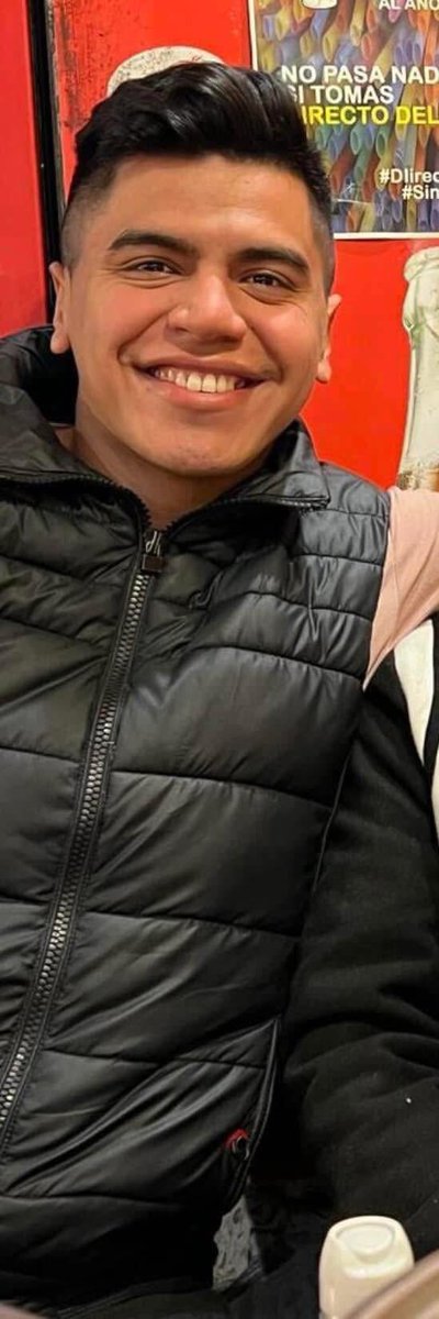 #URGENTE I Carlos Castro, joven periodista de la fuente policiaca, fue asesinado por sujetos armados  en el interior de un restaurante propiedad de su familia,  en Poza Rica, Veracruz.