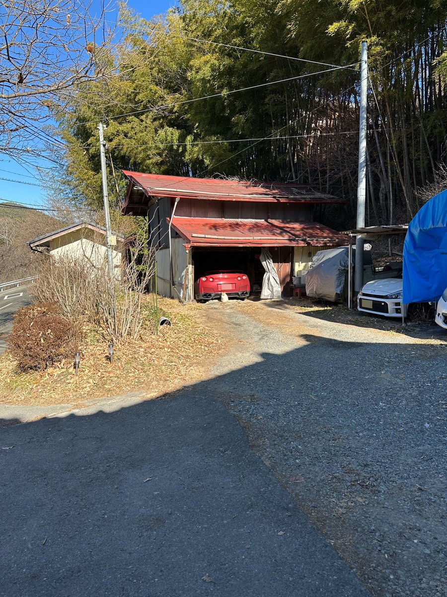 tanappiirx's tweet image. …車の警備してるん？