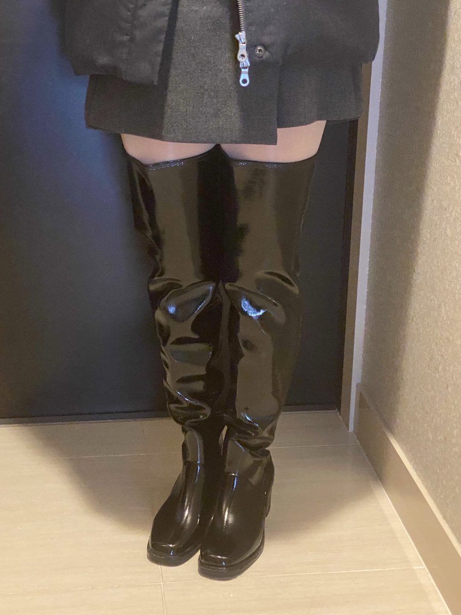 Boots_stocking's tweet photo. こんにちは〜
今日は寒いので…
ACQUOのサイハイブーツ👢で
お出かけです💖 https://t.co/AJurALTrkD
