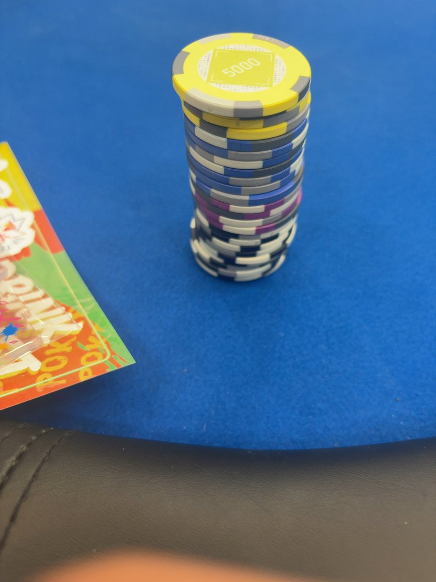 テスト速攻で終わったから学生ポーカー選手権でにきました！
俺留年してるけど平気？