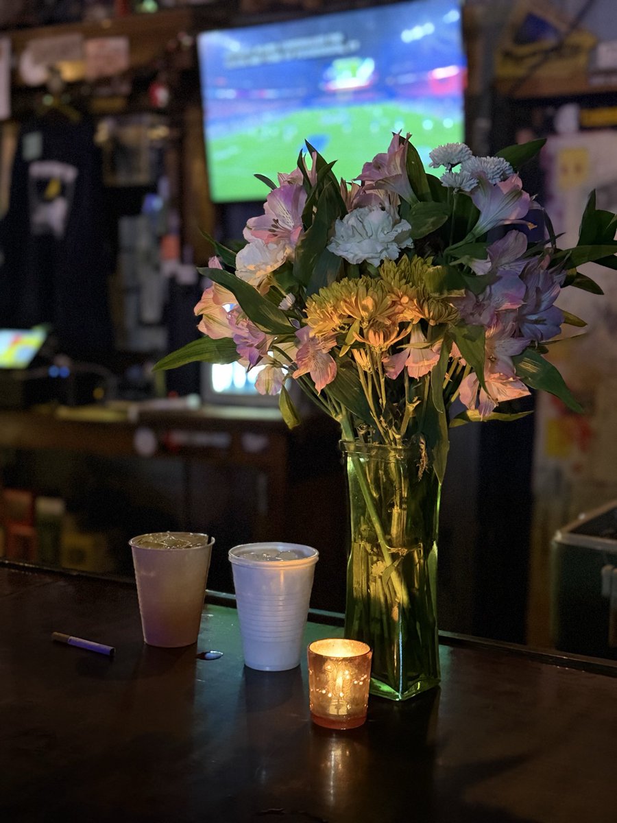 samkillen's tweet image. Lots of hugs and memories for this human.  RIP to Josh, Sean, Binks… you made an impact on many.  Reggie’s 42nd Street Tavern.